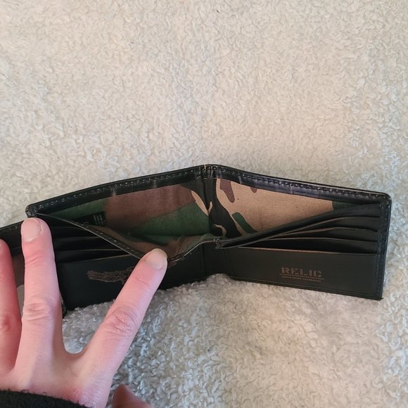 Relic by Fossil Glison Embossed Traveler Leather Wallet - Picture 8 of 9